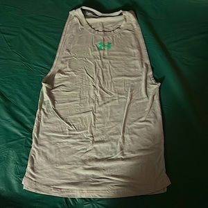 It comfy kinda loose tank top great material and very comfortable